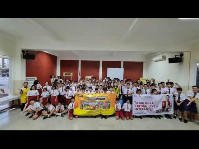 Menguasai Public Speaking dengan 4 Teknik Presentasi Ampuh Bersama Priska Sahanaya, Pronas, dan Sinotif di SD dan SMP Sint. Joseph. Foto: viralsumsel.com