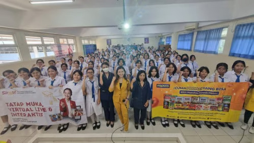Coach Priska Sahanaya Mengajarkan Tips Public Speaking Bersama PRONAS, SINOTIF dan AGATIS di SD dan SMA Tarakanita 1. Foto: viralsumsel.com