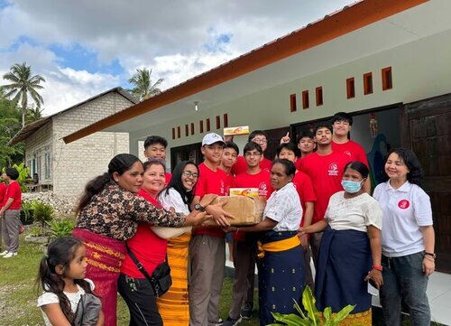 Dokumentasi 11 Siswa BINUS SCHOOL Simprug Bangun Kembali Sekolah di Sumba NTT. Foto: viralsumsel.com