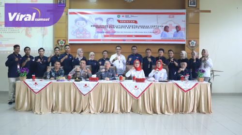 Asisten Administrasi Umum Setda Prabumulih Drs. Amilton hadiri pembukaan Pendidikan dan Pelatihan Pertolongan Pertama Tingkat Madya Se - Kota Prabumulih di Aula RSUD Kota Prabumulih. Sabtu 27 Juli 2024. Foto : viralsumsel.com/man