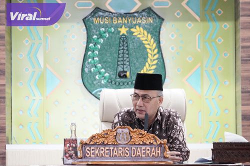 Sekretaris Daerah Muba, Apriyadi Mahmud saat memimpin Rapat Persiapan Penyambutan Kunjungan Kerja Menteri Koperasi dan Usaha Kecil dan Menengah Republik Indonesia Drs Teten Masduki di Ruang Rapat Serasan Sekate, Kamis (1/8/2024). Foto : viralsumsel.com/dev