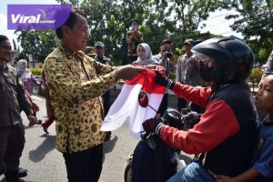 Pemkab OKI Bagikan 1.500 Bendera Merah Putih. Foto : viralsumsel.com /zep