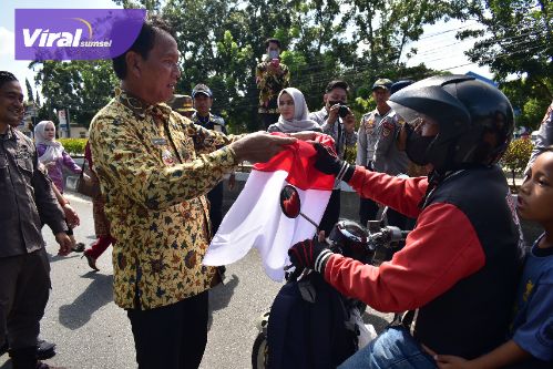Pemkab OKI Bagikan 1.500 Bendera Merah Putih. Foto : viralsumsel.com /zep