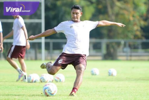 Manda Cingi gelandang bertahan Sriwijaya FC berlatih di Lapangan Panahan, JSC, Palembang, Jumat, 2 Agustus 2024. Foto : mosfc
