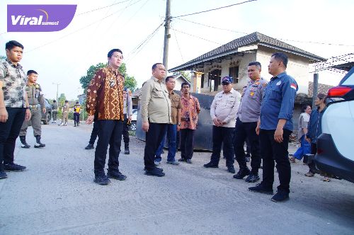 Pj Bupati Muba Muluskan Ruas Jalan Penghubung Desa di Babat Toman. Foto : viralsumsel.com /dev