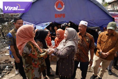 Melza Elen Setiadi Santuni Korban Kebakaran Desa Ibul Tiga Kabupaten Ogan Ilir . Foto : viralsumsel.com /win