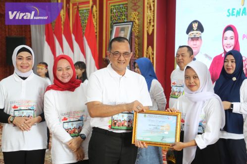 Penjabat (Pj) Sekretaris Daerah (Sekda) Sumatera Selatan (Sumsel) Drs. H Edward Chandra, M.H,  menyerahkan hadiah lomba senam sapa 129 dan lomba story telling penyerahan ini dilaksanakan di Griya Agung, Minggu (4/8/2024). Foto : viralsumsel.com/win