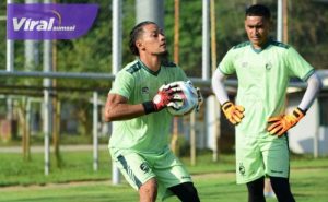 Pejaga gawang Sriwijaya FC, Jandia Eka Putra dan dengan Hendra Molle berlatih di Lapangan Panahan, JSC. Foto : mo sfc