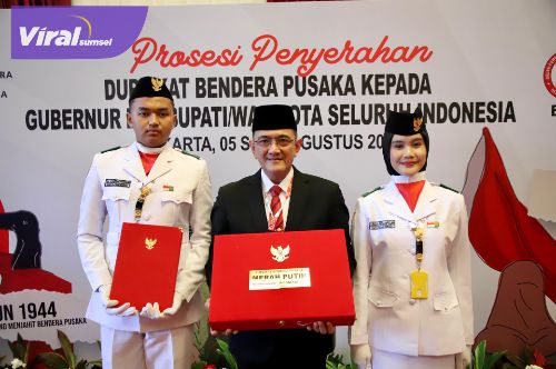 Sekda Sumsel Edward Candra Terima Duplikat Bendera Pusaka HUT RI Ke-79 Dari Kepala BPIP RI. Foto : viralsumsel.com /win