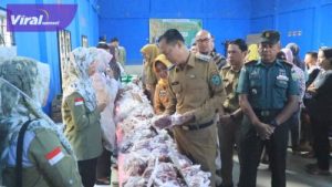Emak-emak Serbu Pasar Murah Pemkot Prabumulih di Kelurahan Tebing Tanah Puteh, Beras 5 kg SPHP Bulog Rp 59 Ribu. Foto : viralsumsel.com /man