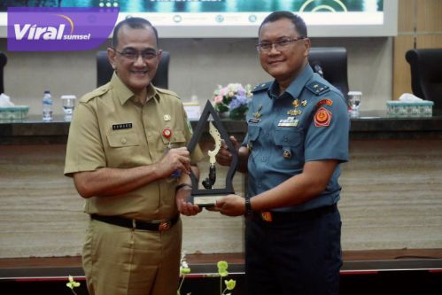 Pj Sekda Edward Candra Paparkan Capaian Kinerja Pemprov Sumsel Dihadapan Peserta Kuliah Kerja Dalam Negeri Pasis Dikreg LII Sesko TNI Tahun 2024 . Foto : viralsumsel.com /win
