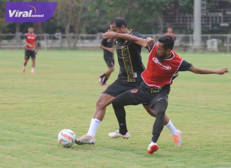 Pemain Sriwijaya FC saat latihan di Lapangan Baseball, Jakabaring, Palembang, Kamis, 8 Agustus 2024. Foto : mo sfc