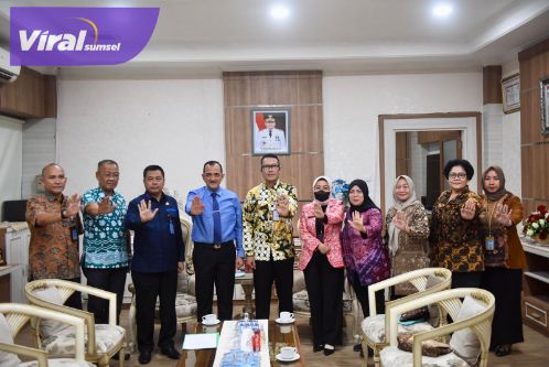Pj Sekda Sumsel Drs H Edward Candra,M.H saat menerima audiensi Kepala BNN Sumsel, Brigjen Pol Tri Julianto Djatiutomo di Ruang Tamu Sekda Kantor Gubernur Sumsel, Kamis (8/8/2024). Foto : viralsumsel.com /win