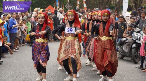 Ratusan Pelajar di OKI Ramaikan Lomba Gerak Jalan dengan Kostum Unik. foto : viralsumsel.com /zep