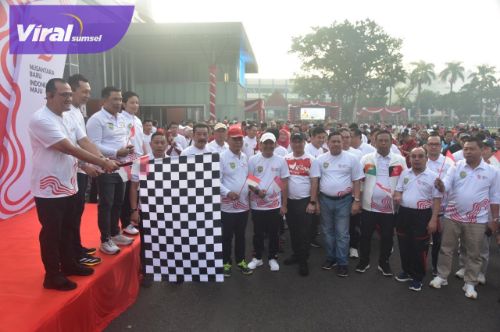 Pj Sekda Sumsel Edward Candra Lepas Ribuan Peserta Jalan Santai HUT Kemerdekaan RI Ke-79. Foto : viralsumsel.com /win
