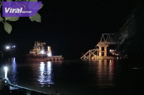 Viral, Jembatan di Lalan Muba Ambruk Ditabrak Ponton Pengangkut Batubara. Foto : viralsumsel.com /win