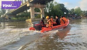 BPBD Muba Bersama Basarnas Palembang Cari 5 Korban Tenggelam Akibat Jembatan Ambruk di Lalan Ditabrak Tongkang Angkutan Batu Bara. Foto : viralsumsel.com /dev