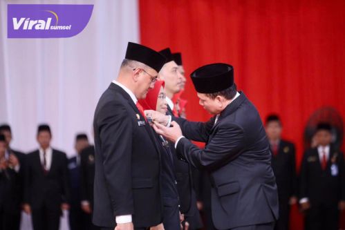 Pj Gubernur Sumsel Elen Setiadi Sematkan Penghargaan Satyalancana Karya Satya Bagi 1.014 ASN Dilingkungan Pemprov Sumsel . Foto : viralsumsel.com /win