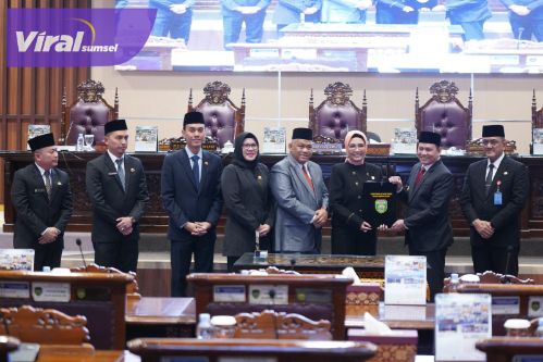 Rapat Paripurna LXXXVI (86) DPRD Provinsi Sumatera Selatan dengan Agenda Penandatangan Nota Kesepakatan bersama antara Pimpinan DPRD Prov. Sumsel dan Gubernur Sumatera Selatan terhadap KUA dan PPAS APBD Tahun Anggaran 2025, di Ruang Rapat Paripurna DPRD Prov. Sumsel. (Kamis, 15/8/2024). Foto : viralsumsel.com /ril