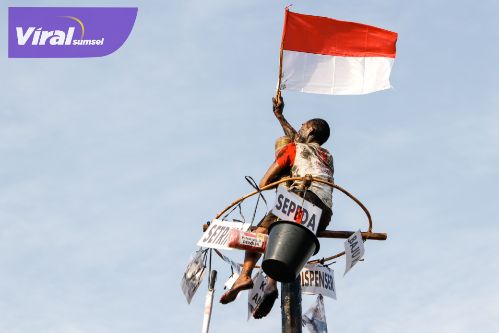 Lomba Panjat Pinang Tambah Semarak HUT RI ke-79 di Muba. Foto : viralsumsel.com /dev