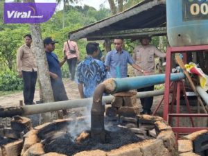 Pemkab OKU Timur Apresiasi Pengembangan Obat Asap Cair Oleh Ketua Gapoktan Sidorukun, Yudha Datangi Lokasi Penyulingan. Foto : viralsumsel.com /ril
