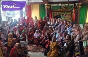 Silaturahmi Ke Istana Adat Kesultanan Palembang Darussalam, Pengurus Srikandi TP Sriwijaya Kagumi Al Quran Tintas Emas. Foto : viralsumsel.com /ril