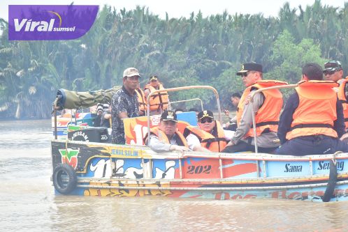 Pj Gubernur Sumsel Elen Setiadi Janjikan Segera Lakukan Kajian Perbaikan Jembatan Lalan yang Ambruk Ditabrak Tongkang. Foto : viralsumsel.com /win