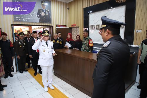 Pj Gubernur Elin Setiadi Serahkan SK Remisi Umum Bagi Narapidana dan Anak Binaan Lapas Pakjo. Foto : viralsumsel.com /win