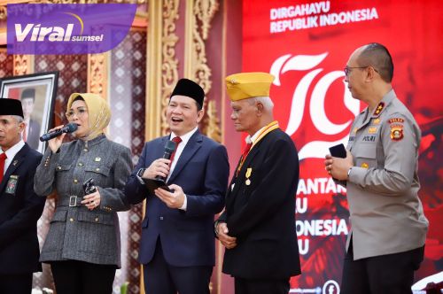 Pj Gubernur Sumsel Elen Setiadi dalam acara Ramah Tamah dan Resepsi Kenegaraan dalam rangka Memperingati HUT ke 79 RI di Griya Agung Palembang, Minggu (18/8/2024). Foto : viralsumsel.com /win Pj Gubernur Sumsel Elen Setiadi dalam acara Ramah Tamah dan Resepsi Kenegaraan dalam rangka Memperingati HUT ke 79 RI di Griya Agung Palembang, Minggu (18/8/2024). Foto : viralsumsel.com /win