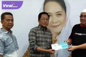 Bentuk Kepedulian, Hj Lucianty Beri Santunan Kematian Pada Keluarga Mantan Satpam PT Pinago Utama yang Meninggal Dunia di Depan Kantor Bupati. Foto : viralsumsel.com /ril