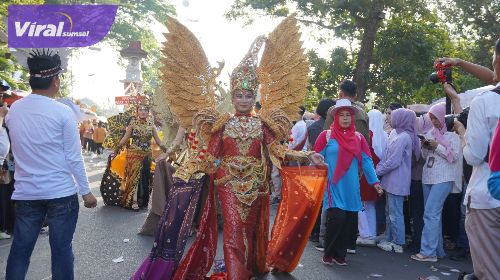 Meriah, Warga OKI Tumpah Ruah ke Jalan Saksikan Pawai Kemerdekaan. Foto : viralsumsel.com /zep