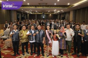 Penjabat (Pj) Wali Kota Palembang Ucok Abdulrauf Damenta mengukuhkan pengurus Forum Anak Daerah se Kota Palembang periode 2024-2026,Kamis (22/8/2024) pagi, di Digrand Atyasa. Foto : viralsumsel.com /nto
