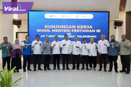 Sekda Sumsel Edward Candra Dampingi Wamentan RI Kunjungi Pabrik PT Pusri. Foto : viralsumsel.com /win