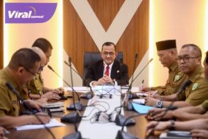 Sekda Sumsel Edward Candra Pimpin Rapat Penanggulangan Aktivitas Judi Online. Foto : viralsumsel.com /win