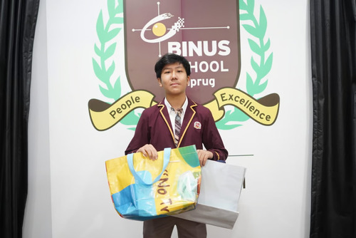Inisiatif Siswa BINUS SCHOOL Simprug Daur Ulang Spanduk Bekas untuk Kebutuhan Anak Sekolah di Sumba, NTT. Foto: viralsumsel.com