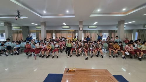 Coach Priska Sahanaya dan Sponsor Semarakkan Public Speaking di SD, SMP, dan SMA Kanaan: Membangun Generasi Muda yang Berani Bicara. Foto: viralsumsel.com