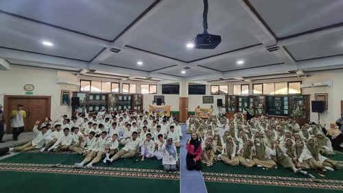 Coach Priska Sahanaya Gelar Pelatihan Public Speaking di SD dan SMA Islam Al Azhar Bersama Pronas, Sinotif, Flimty, Lemonilo, dan Agatis. Foto: viralsumsel.com