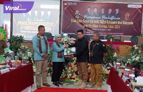 Hj. Lucianty dan H. Syaparuddin menyerahkan berkas pendaftaran sebagai Calon Bupati dan Calon Wakil Bupati Kabupaten Musi Banyuasin kepada Komisi Pemilihan Umum, hari Rabu tanggal 28 Agustus 2024.