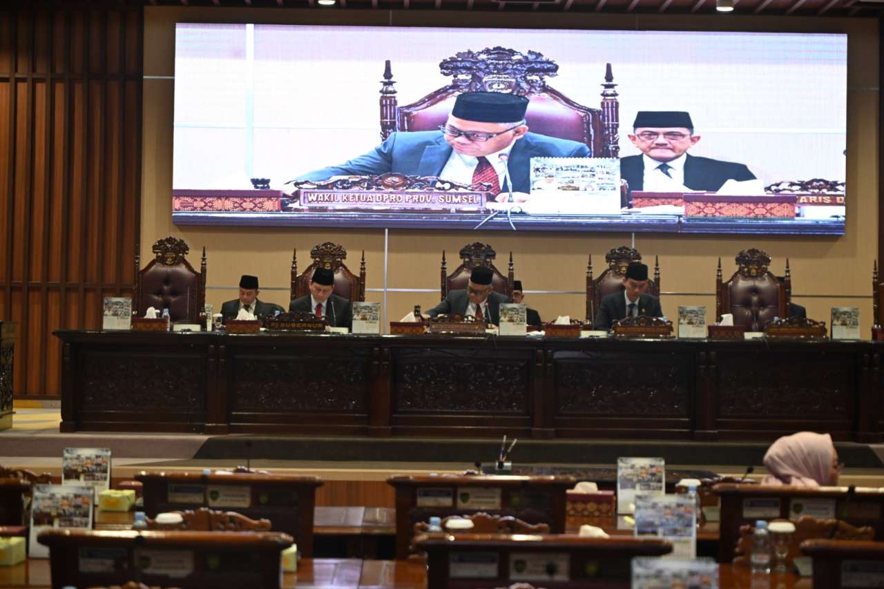 DPRD Provinsi Sumsel Mendengarkan Jawaban Gubernur atas Pandangan Umum Fraksi-fraksi Terhadap Raperda Perubahan APBD Provinsi Sumsel TA 2024. Foto : viralsumsel.com /ril