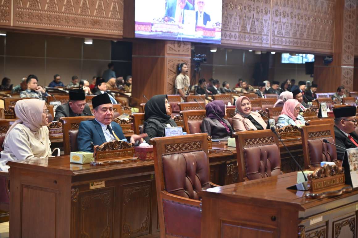 DPRD Provinsi Sumsel Mendengarkan Jawaban Gubernur atas Pandangan Umum Fraksi-fraksi Terhadap Raperda Perubahan APBD Provinsi Sumsel TA 2024. Foto : viralsumsel.com /ril