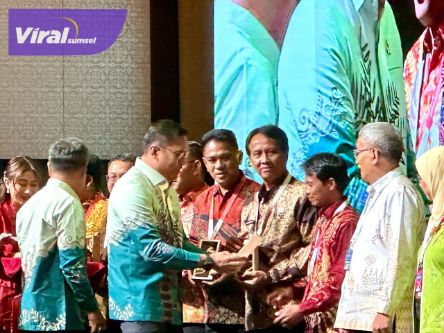 PSR di OKI Terluas di Indonesia, PJ Bupati Terima Anugerah Perkebunan. Foto : viralsumsel.com /zep