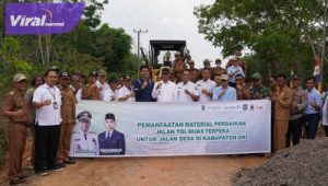Pj. Bupati OKI Cek Perbaikan Jalan yang Manfaatkan Bongkaran Tol. Foto : viralsumsel.com /zep