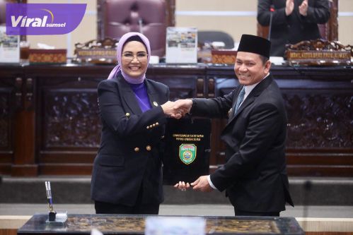 Pj Gubernur Elen Setiadi Sampaikan Pendapat Akhir Terhadap Raperda Tentang APBD Provinsi Sumsel TA 2025. Foto : viralsumsel.com /win Pj Gubernur Elen Setiadi Sampaikan Pendapat Akhir Terhadap Raperda Tentang APBD Provinsi Sumsel TA 2025. Foto : viralsumsel.com /win