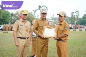 Pejabat Walikota Prabumulih H. Elman Jadi Pembina Apel Mingguan Sekaligus Serah Terima Penghargaan. Foto : viralsumsel.com /man