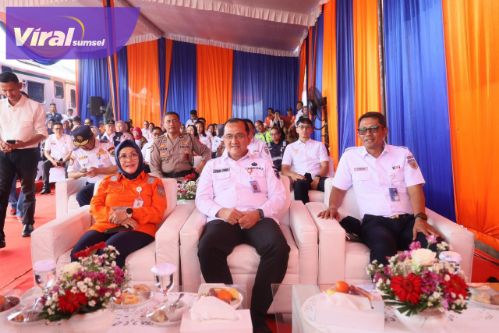 Sekda Sumsel Edward Candra Apresiasi PT KAI Pecahkan Rekor MURI Pemasangan Bendera Merah Putih Terbanyak di Rangkaian Gerbong Kereta Api. Foto : viralsumsel.com /win