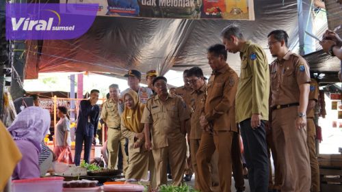 Pj. Bupati OKI Cek Harga dan Pantau Los Pasar Kayuagung. Foto : viralsumsel.com /zep