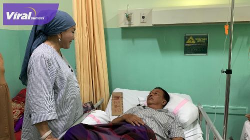 Tokoh Masyarakat Sungai Lilin Terharu Dijenguk Hj Lucianty di Rumah Sakit, Doakan Jadi Bupati Muba 2024. Foto : viralsumsel.com