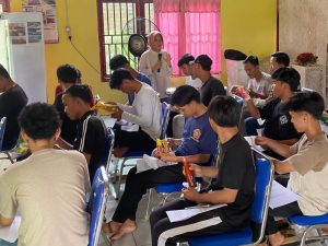 Ketua tim penyuluhan FH Unsri, Dr Annalisa Y memberikan materi penyuluhan kepada peserta penyuluhan Foto : Viralsumsel