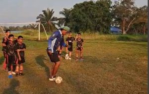 Fauzi Toldo Resmi Arsiteki SSB Palembang Soccer Skills. Foto: viralsumsel/asa