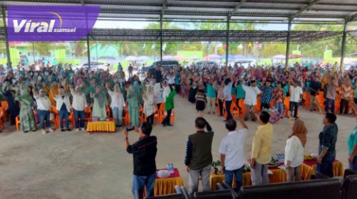 Masyarakat Muara Teladan Antusias, Hj. Lucianty dan H. Syaparuddin Langsung Beri Solusi untuk Ibu-ibu Pengajian dan Petani. Foto : viralsumsel.com /ril